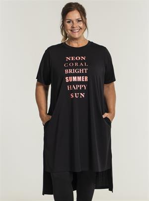 Gozzip Black - Ronja Tunika i Sort med Koralfarvet Print, M-46/48